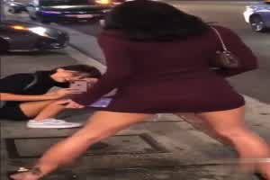 俩外国妞闹市街头撒尿自拍  背景图片