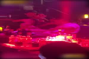 疑似迪丽热巴 合肥猫live house酒吧事件 醉酒男女大厅当众不雅行为事件  背景图片