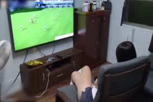 臀后Ellie 女友在看世足 盯着真理裤调逗后入这诱人屁屁  背景图片