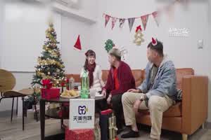 天美传媒 圣诞节性爱之夜毕业重逢后的第一炮 尤莉  背景图片