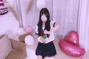 扣扣 不见星空 甜美萌妹生日遭灌醉  背景图片