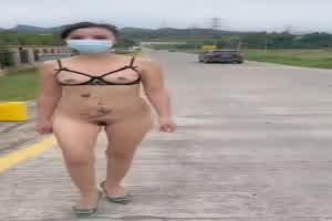 路边行几位骑车的大哥经过还要掉头回来看  背景图片