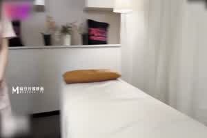 麻豆传媒 偷拍精油按摩店  背景图片