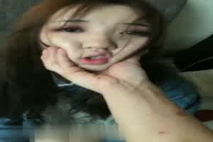 口爆金品牛仔妹肤白貌美  背景图片