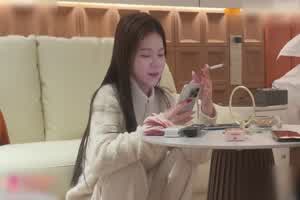 探花 约了个白虎妹子，还是个有肉不显胖的极品身材，做得太用力腿都在颤抖，最后成功忽悠她无套射在了里面  背景图片