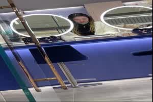 偷拍y2k少女逛街裙底走光  背景图片