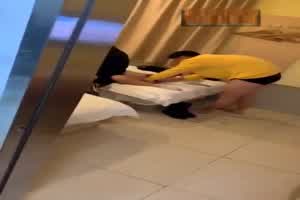 劲爆流出 南京大学4P事件  背景图片