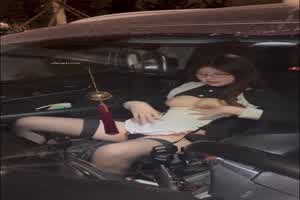 开车附带淫荡眼镜女仆？直接露出巨乳后舔我屌！  背景图片