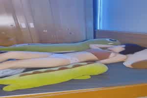 网曝门事件 母子乱伦干醒妈妈  背景图片