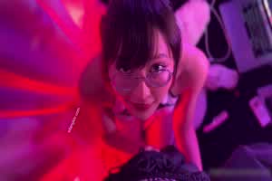 deerlong 眼镜正妹性感旗袍背后式爽翻天  背景图片