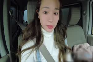 Naomi 配送员美女在也野外郊区做爱摇的车上好晃  背景图片