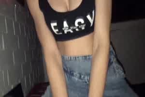 饥渴难耐，派对做爱  红发大学生美少女骑上来看起来极骚  背景图片