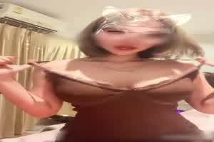 泰裔极品pimnalin 逼痒了就叫个大叔来房间来操  背景图片