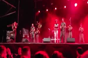 网曝门事件 3:30女主唱乌里斯塔演唱会尿粉丝满脸都是  背景图片