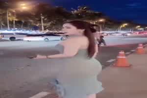 闺蜜目送大奶骚货去千里送逼  背景图片