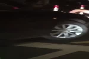 网曝门事件 某市路上撞见空干女  背景图片