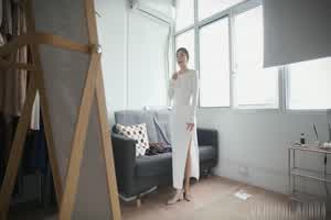 时装公司总监在样板间试衣服，与男助理发生激情性爱！少妇特别熟练  背景图片