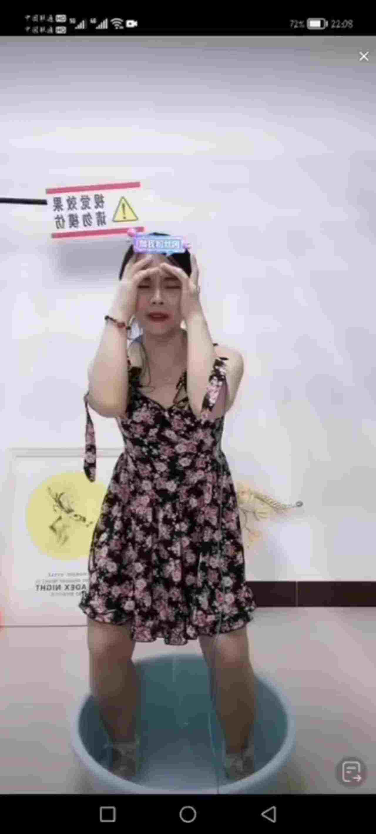  抖音快手走光系列-少妇放尿 的剧照5