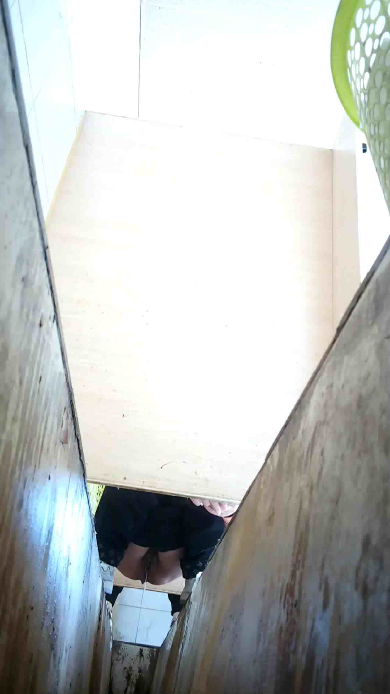  食品厂沟厕偷拍单位熟女会计保养的还不错的大肥鲍 的剧照10