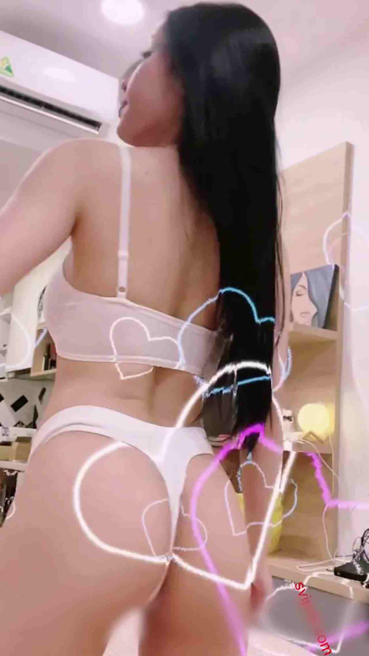  肥臀尤物kimberleylexis 浴室自摸 的剧照2