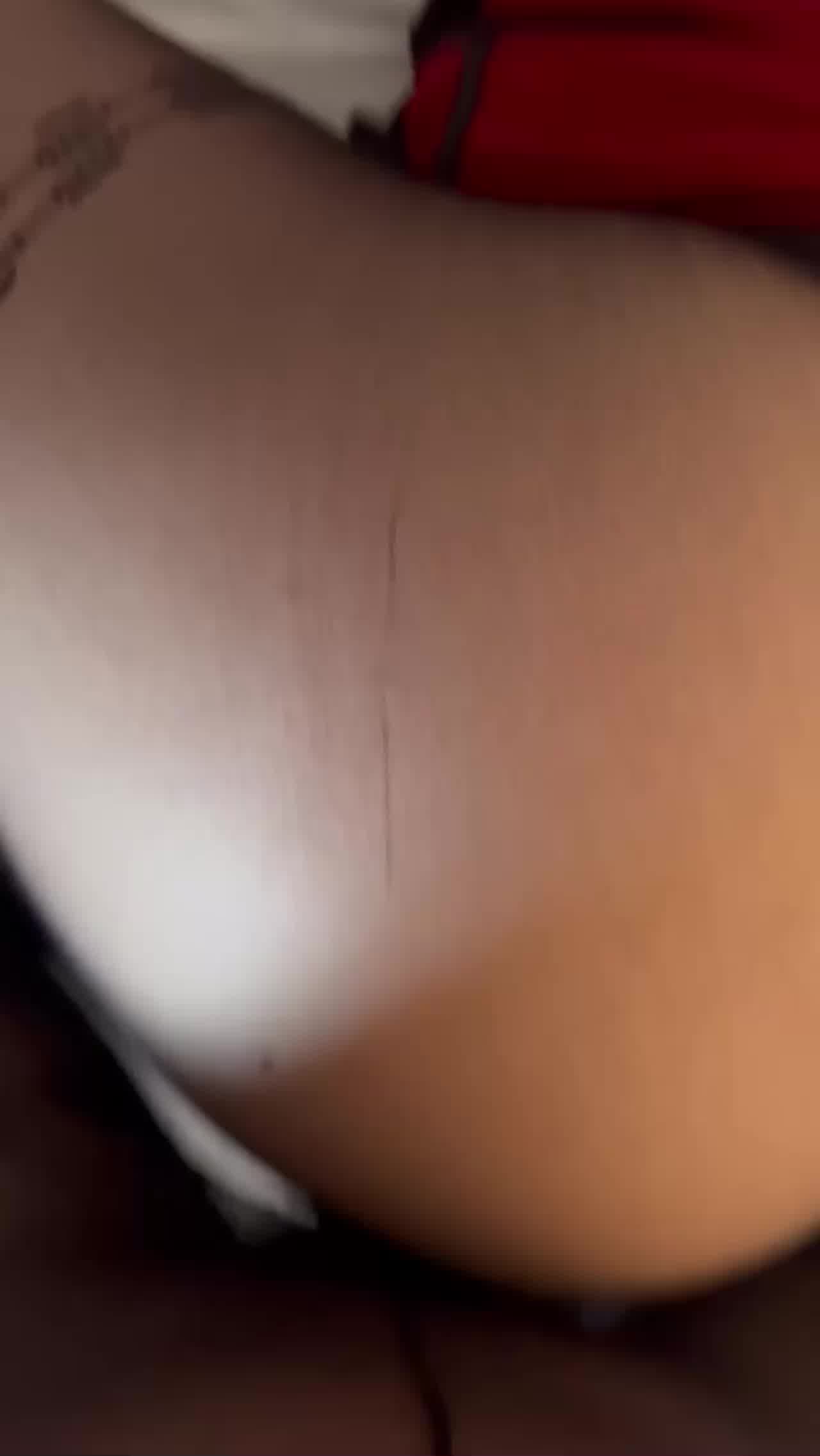  爆肏盯射博主_插的人还穿着丝袜_这是什么变态 的剧照3