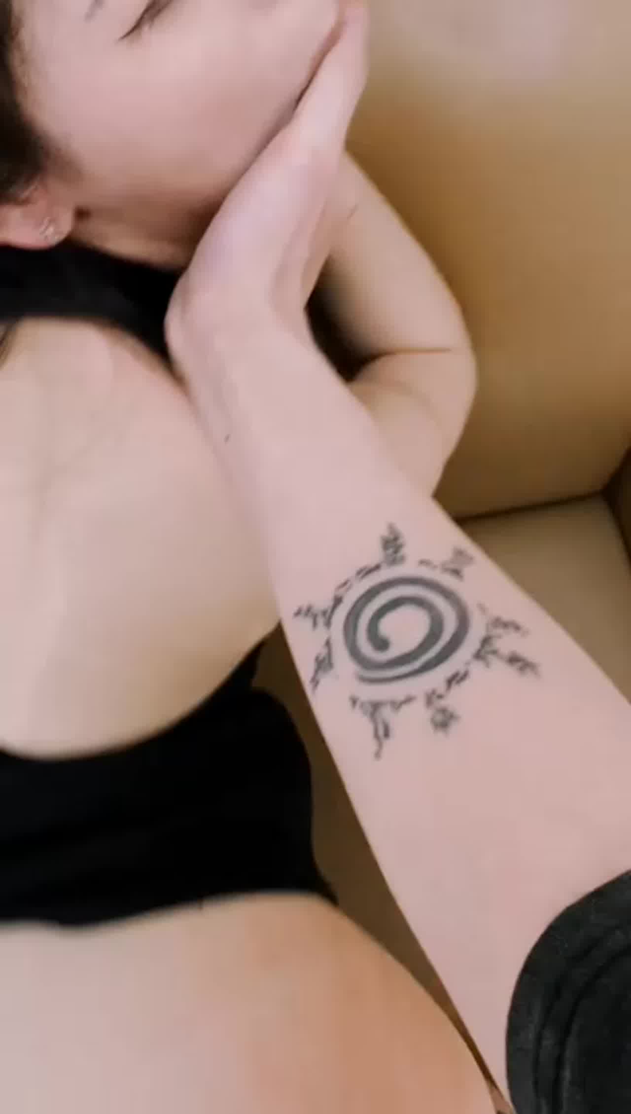  后入清纯双马尾无套射 的剧照3