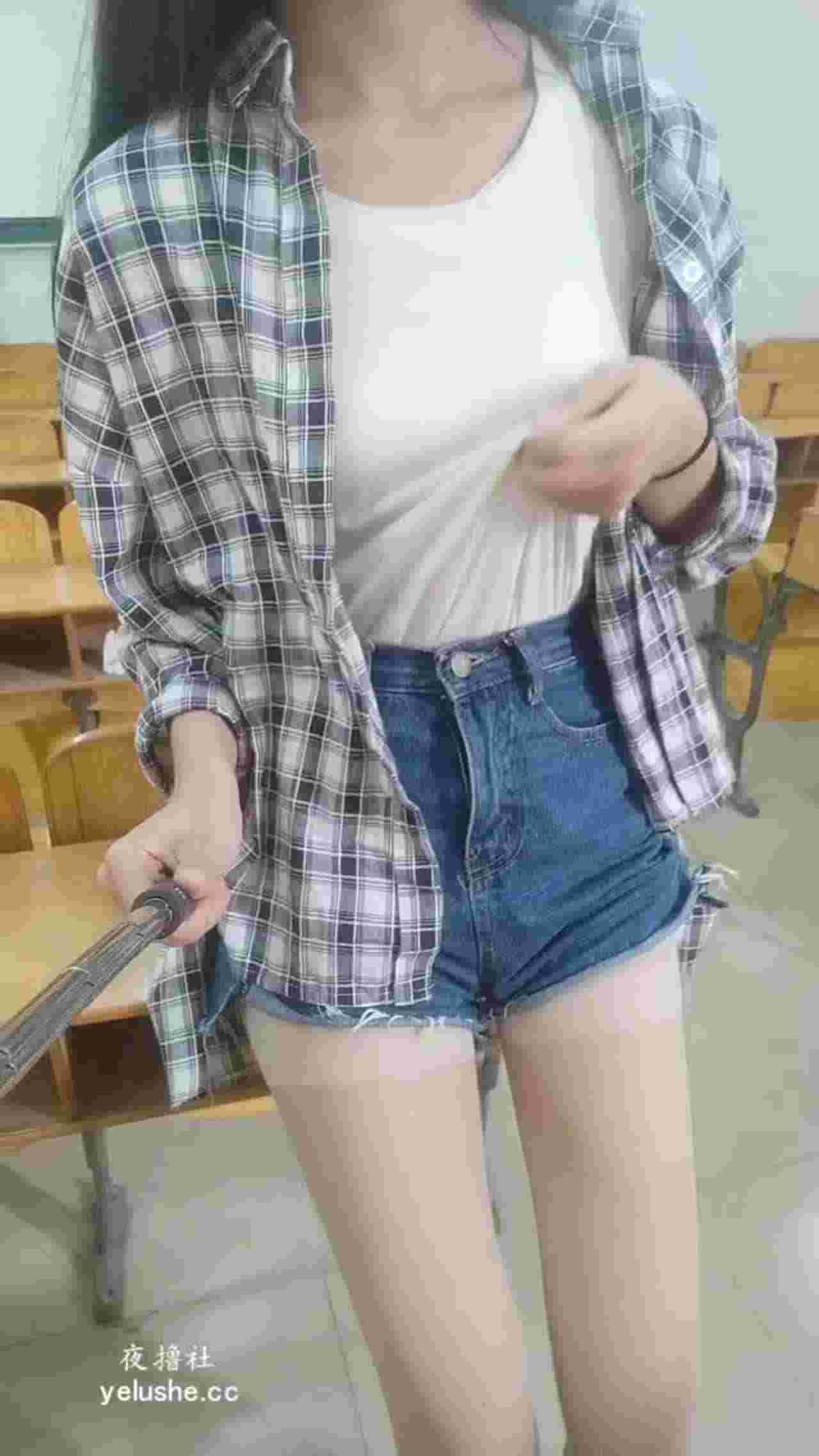  超骚正妹教室露出 的剧照9