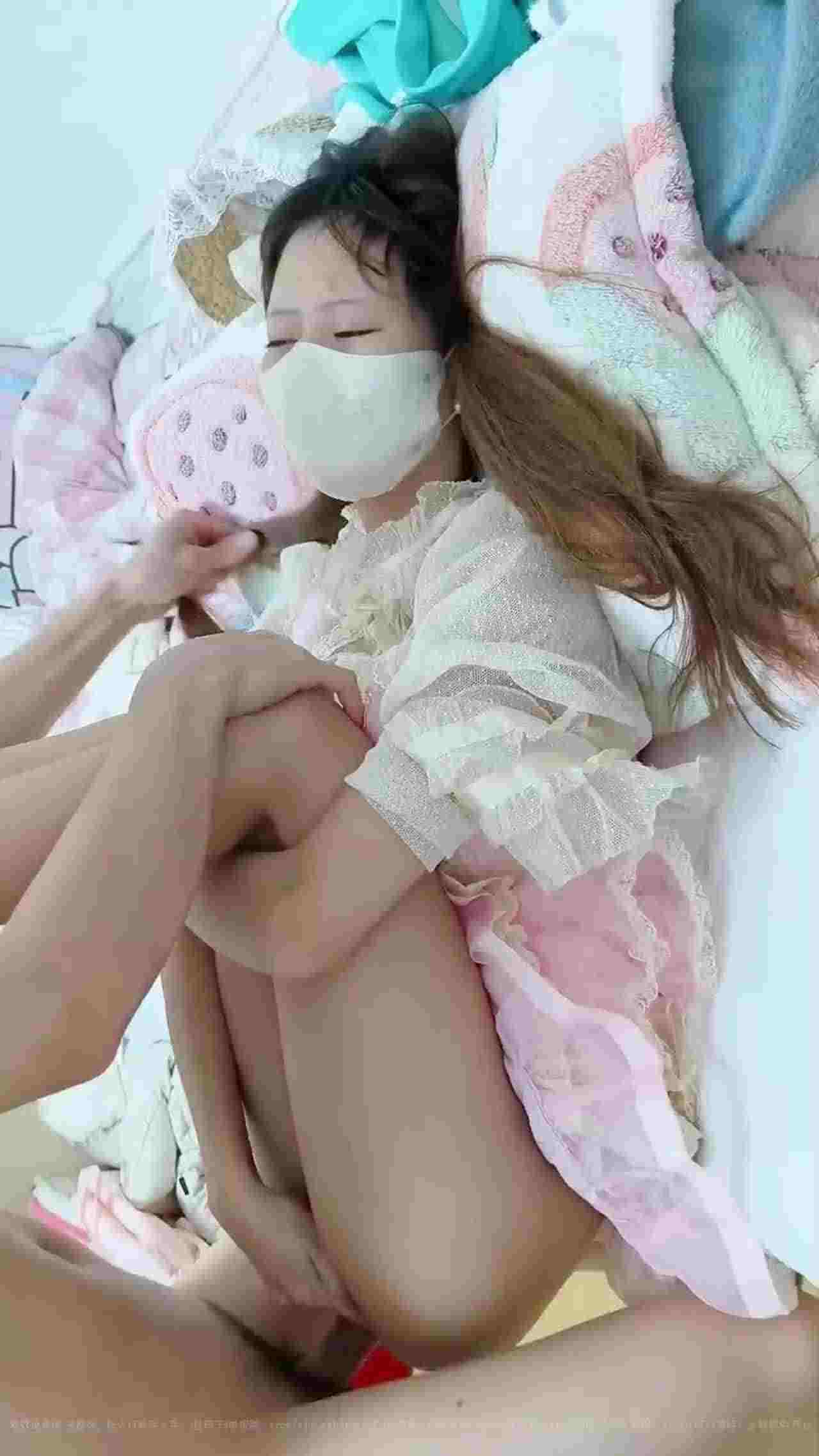  双马尾萝利白晰诱人让小哥在家疯狂做爱啪 萝莉不断惨叫 的剧照4