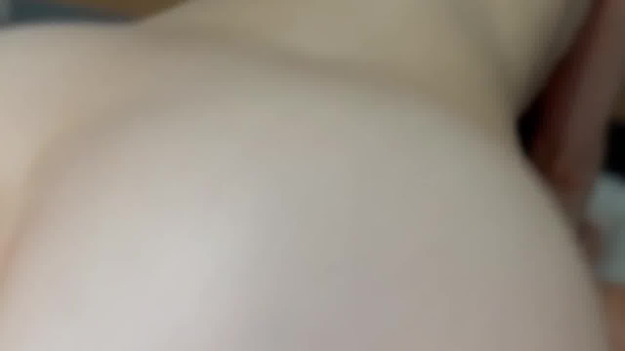  想不想吃大鸡巴，叫爸爸给你吃，出门在外高冷女神，有钱人前精盆母狗，精液全射逼里 的剧照3