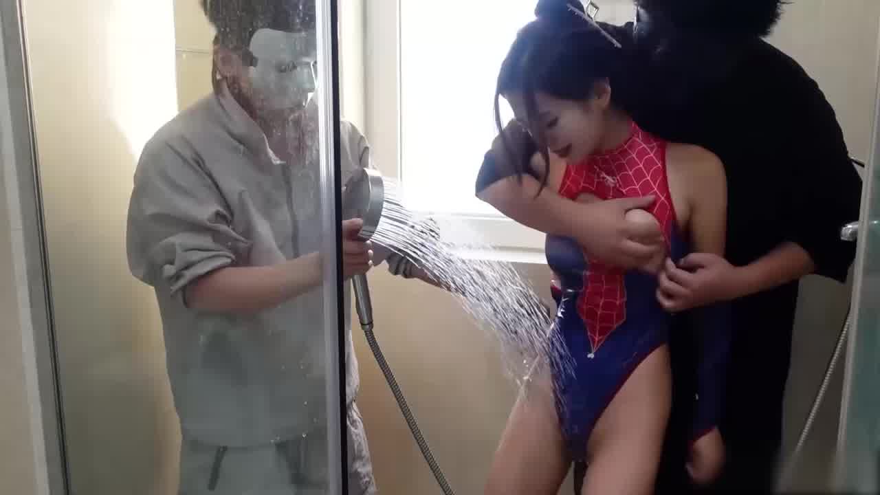  老虎菜御用嫩模『灵灵』 女超人为解救朋友 被强操轮番凌辱 的剧照3