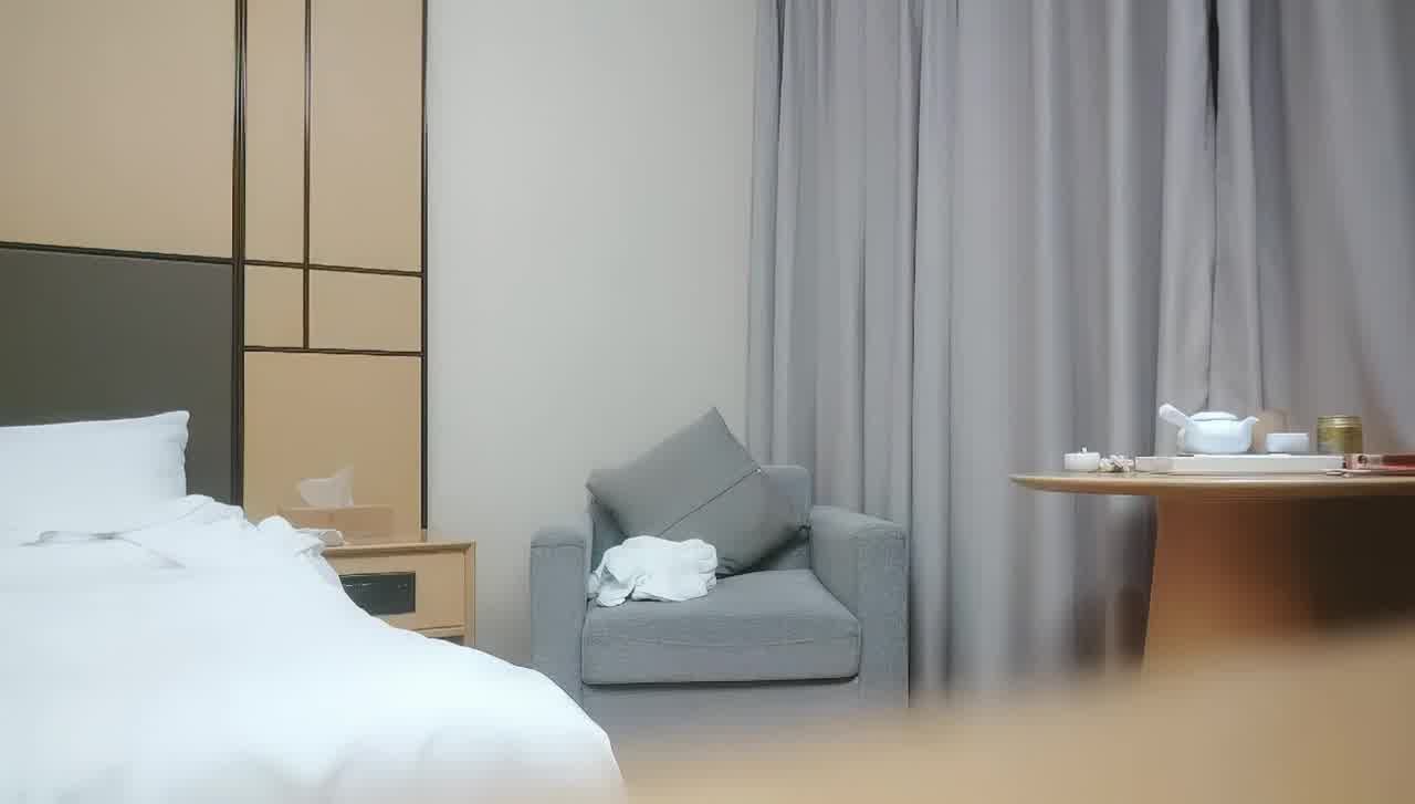  极品车模兼职接活，性格超好发现拔套子也没生气，各种姿势轮番上场‘逼都被你操烂了’精彩劲爆！ 的剧照10