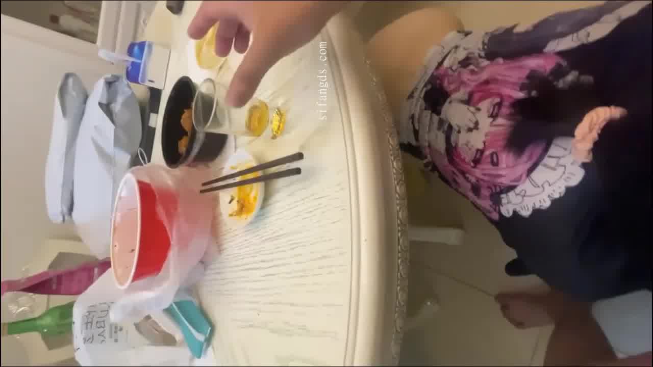  【有多下贱兄弟们品鉴一下】长吊配母狗，舔脚深喉真听话，操的水声噗噗响，是不是要喷呐！ 的剧照9