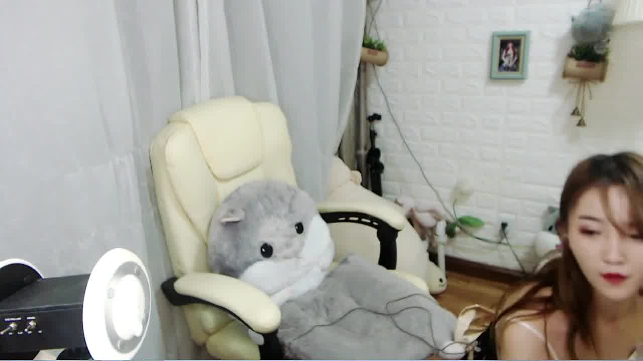  绝美美女在你耳边淫语，直接让我射出来 的剧照6