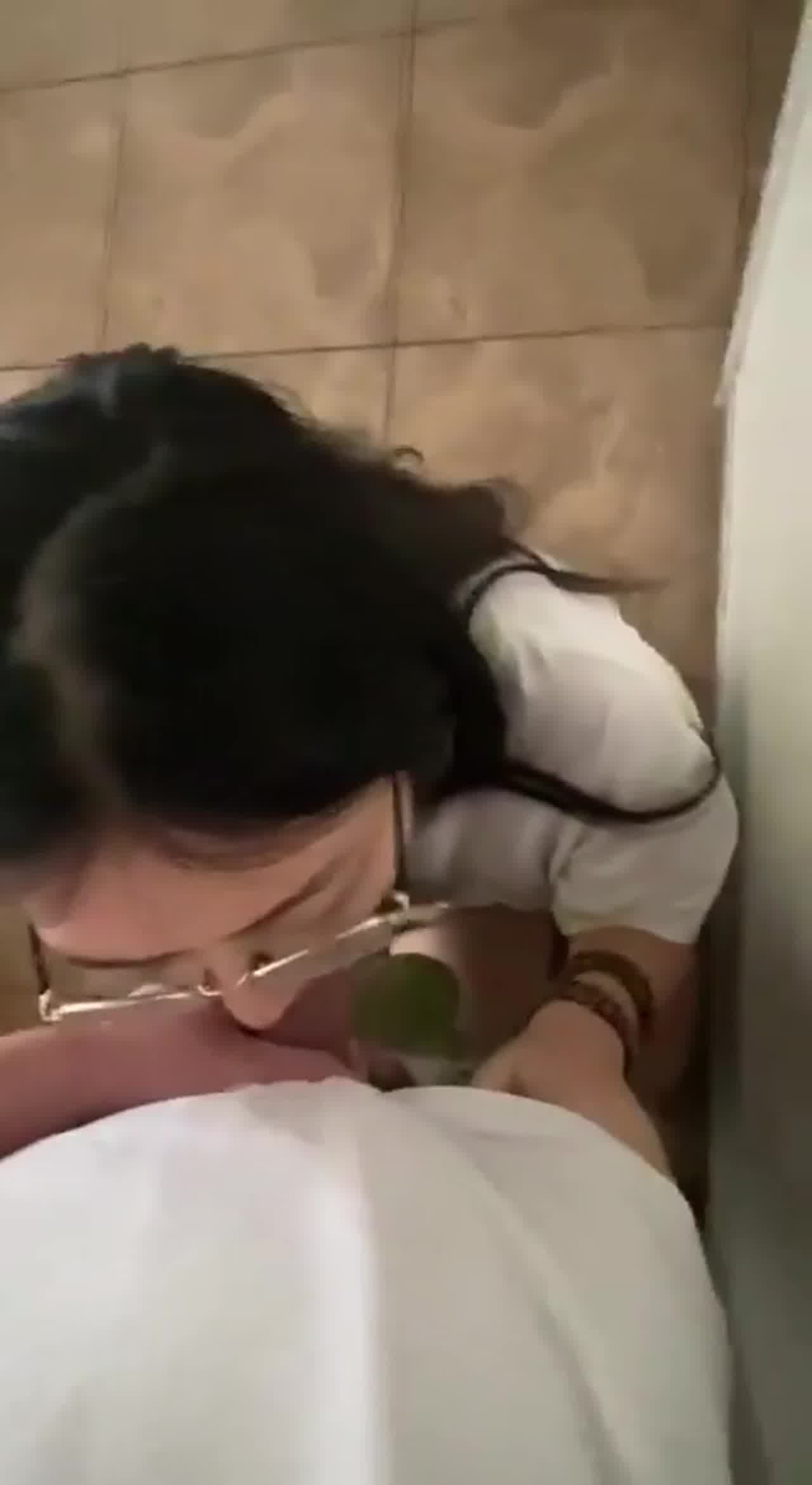  爱喝养乐多的眼镜美女 的剧照3