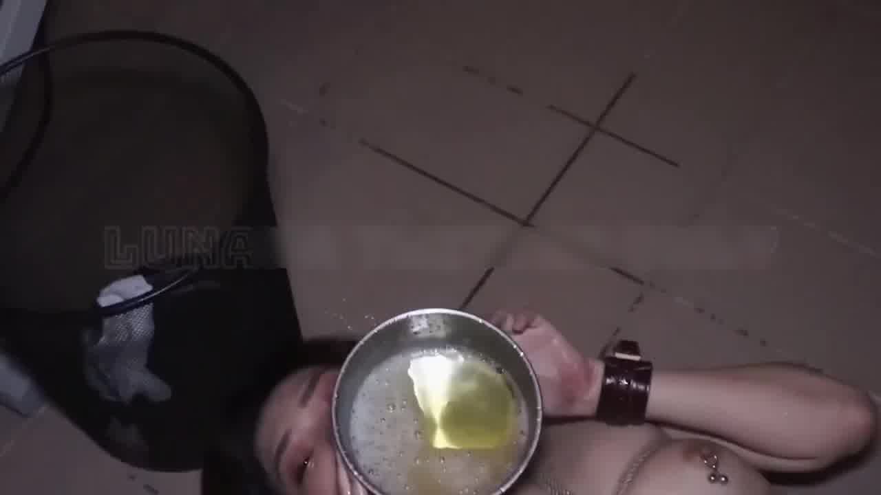  高价自购luna调教-口爆吞精，母狗躺在地上用盆放在脸上接尿，完美露脸口交，对母狗来说吞精是最大 的剧照7