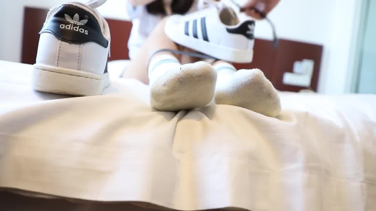  清纯牛仔热裤少女挠玩她白袜玉足 的剧照6