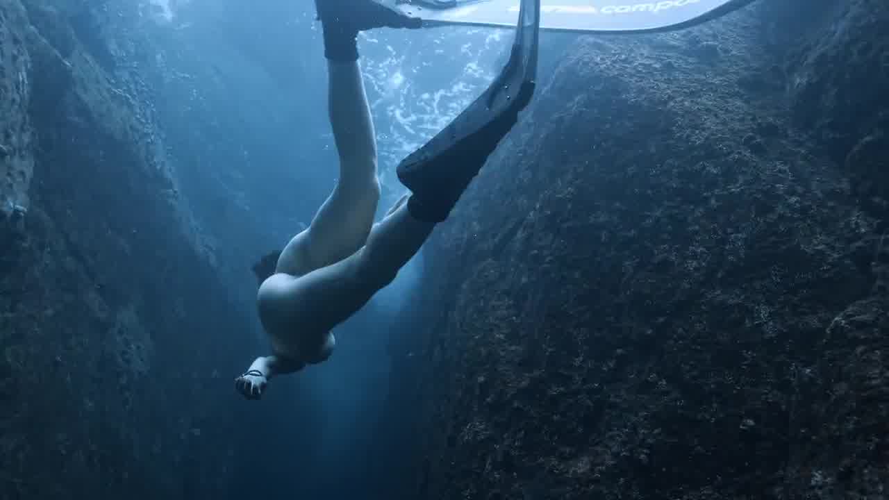  裸体美人鱼 的剧照5