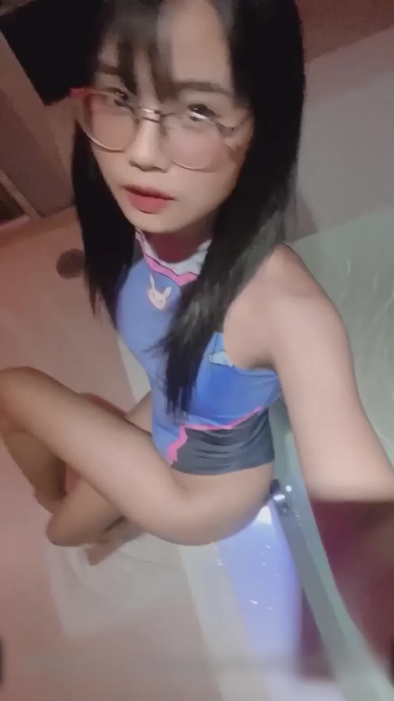  cosplay 眼镜dva陪你一起泡澡 的剧照3