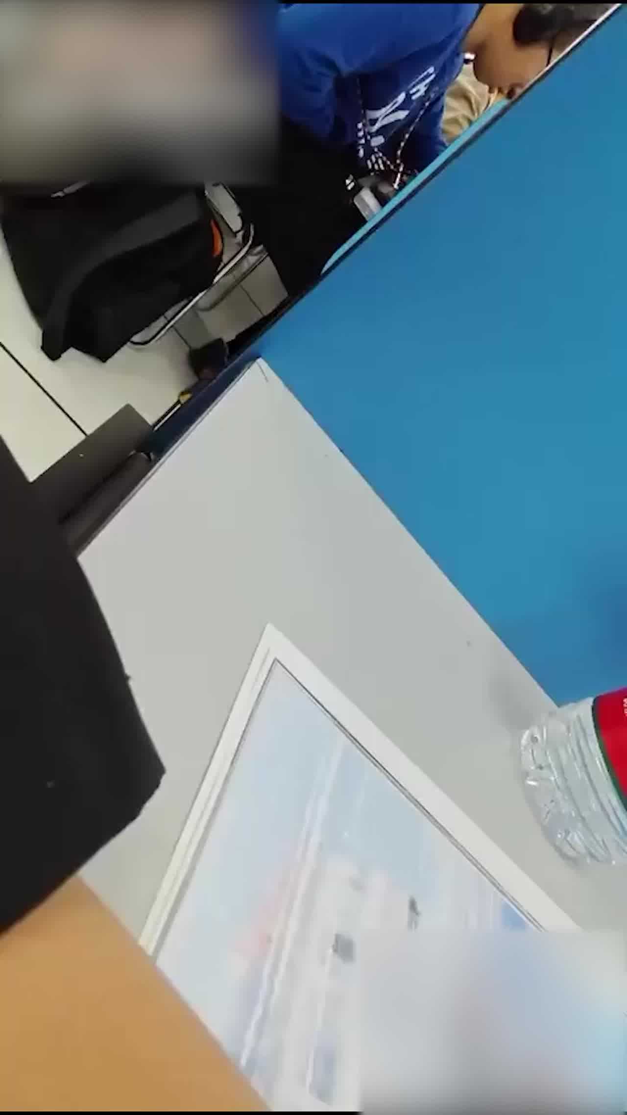  门事件 大学生在听力教室打飞机视频曝光，一节课打四次，专注打飞机都没注意有人偷拍 的剧照2