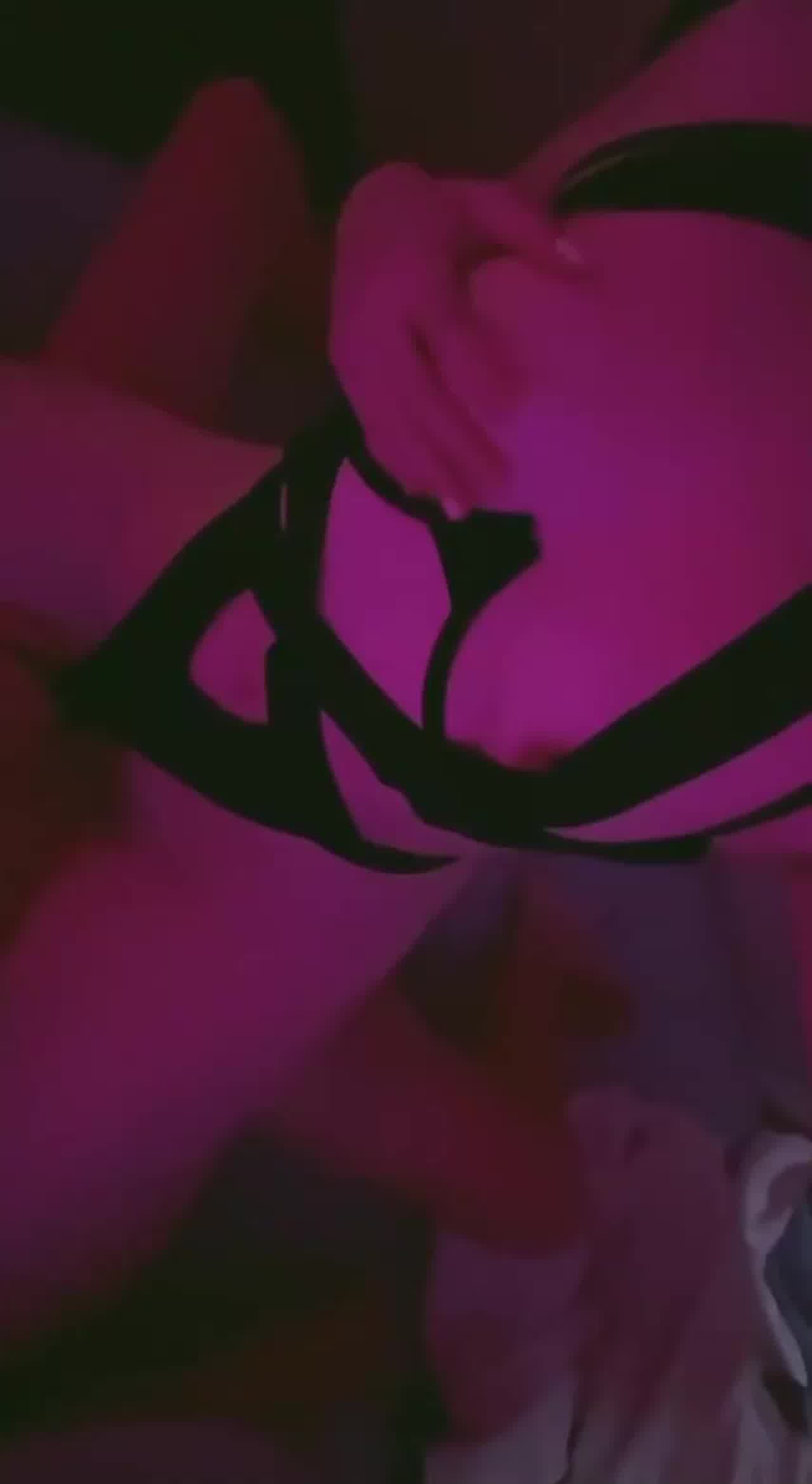  极品性感女神坐在我腿上卖力猛骑！ 的剧照2