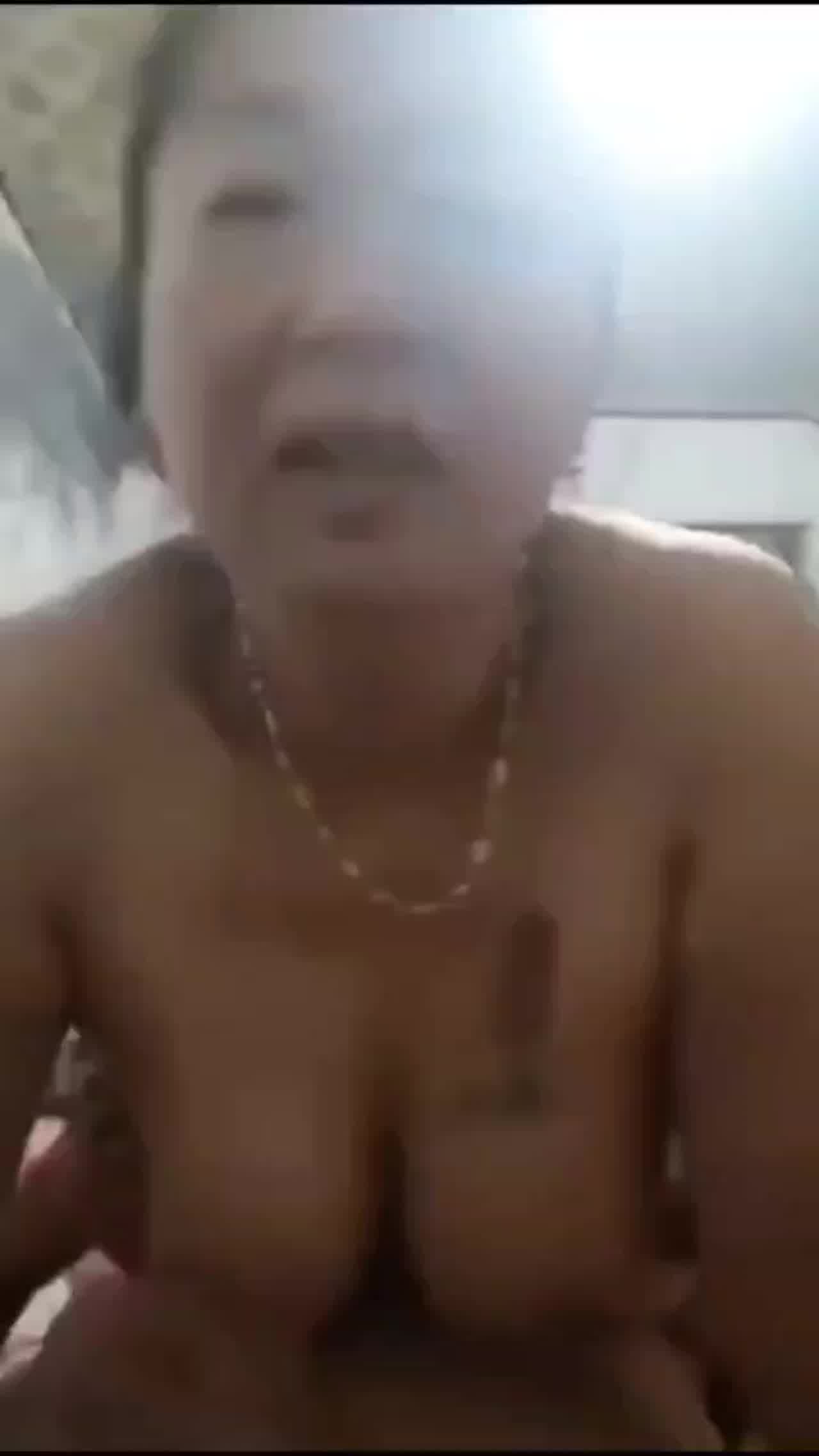  偷情农村熟女，风骚至极 的剧照5