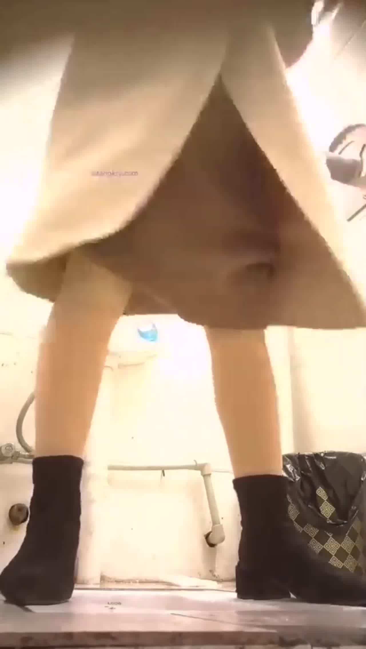  厕所偷拍女同事，喜欢这妹子很久了，尝试了很多次总算拍下来了 的剧照2