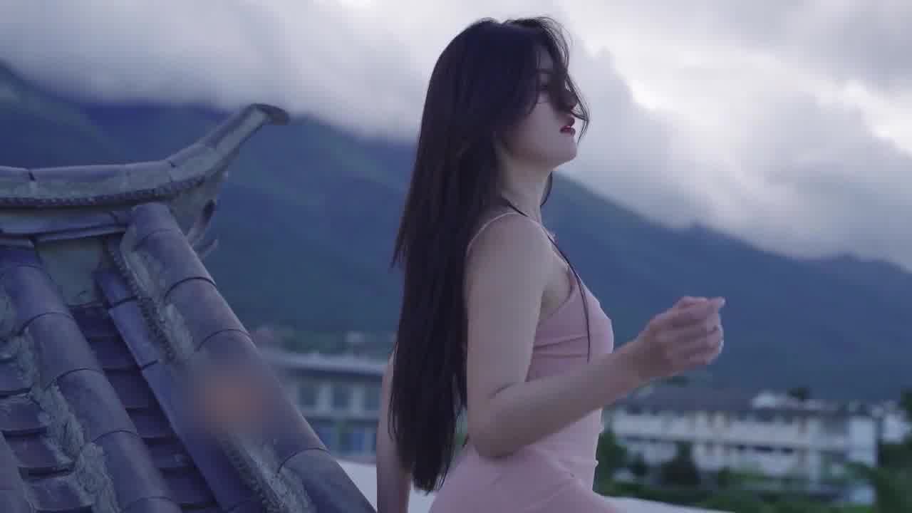  阿朱最新唯美写真 屋顶天台绝美露出 的剧照1