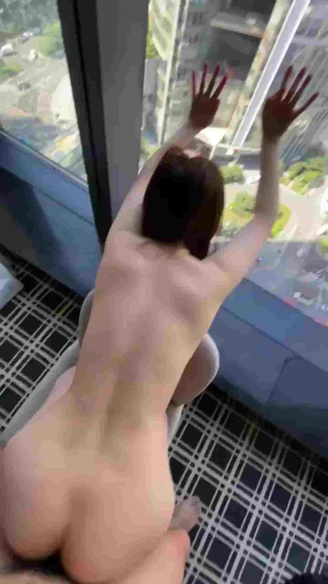  窗边后入短发骚妇 的剧照10