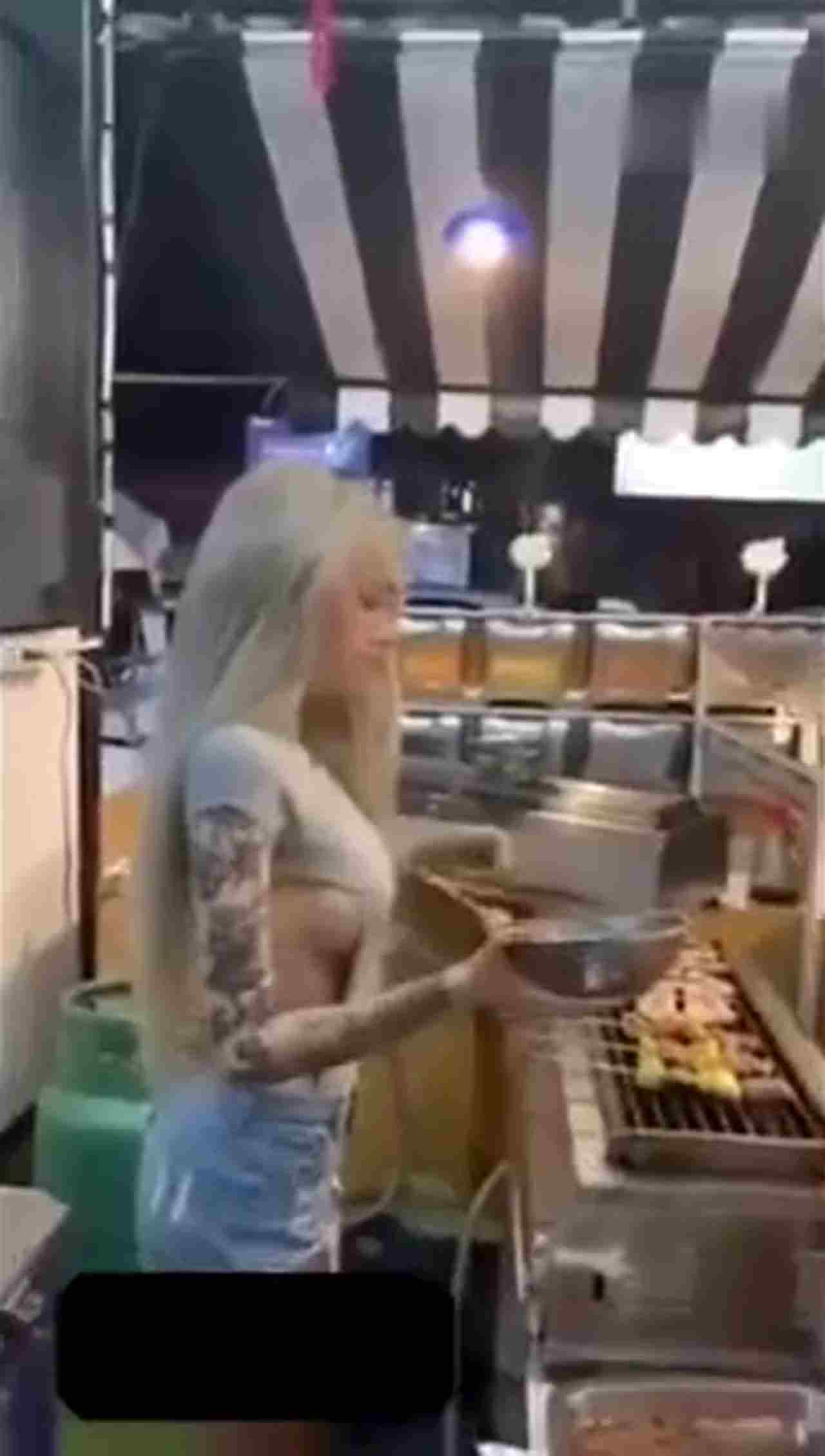  南宁 碳烤店老板娘原来是个情色主播 与女网友性爱视频外流 的剧照3