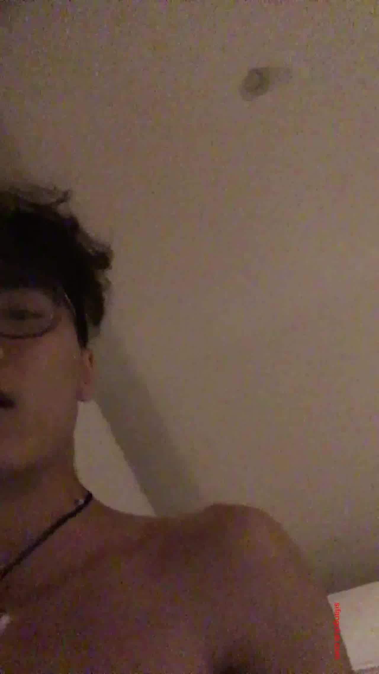  云盘被盗流出高颜值气质美女恋上猥琐眼镜男肉棒征服 的剧照10