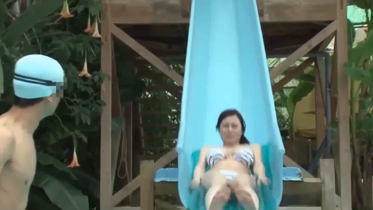  抓住夏天的懒趴 小哥哥看到童颜巨乳美女迫不及去更衣室啪啪 的剧照3