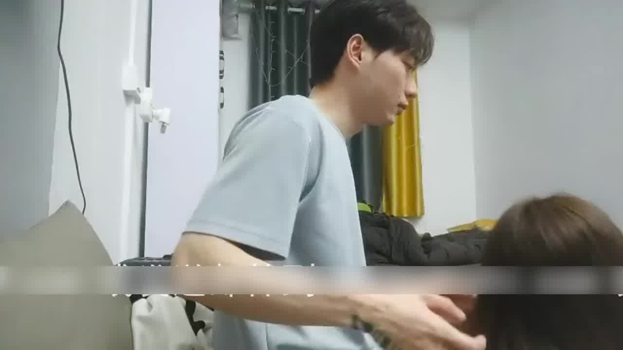  八块腹肌健身猛男 在出租屋狂艹甜美大学生女友 的剧照8