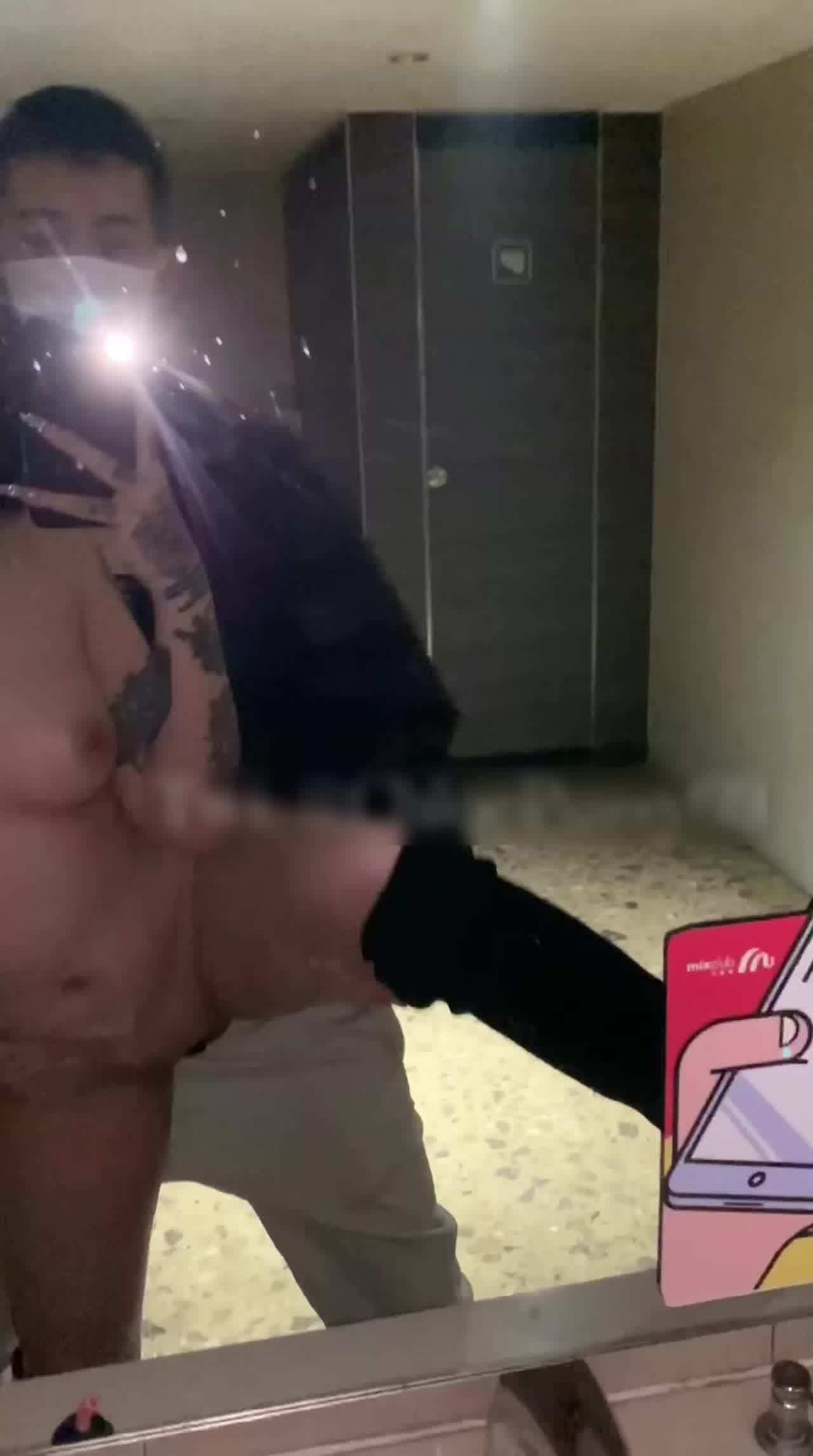  楼道厕所对镜后入裸体母狗 的剧照9