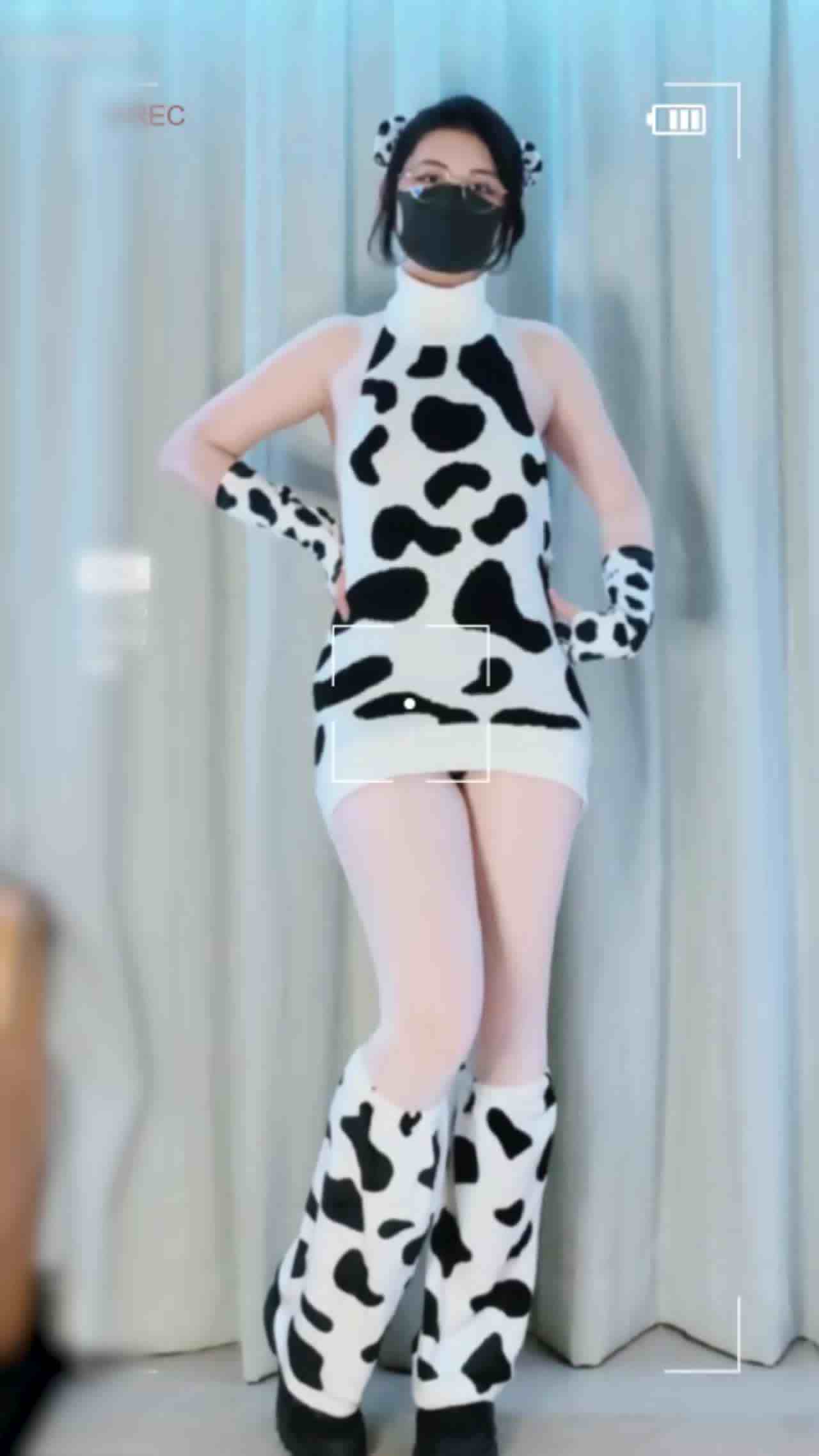  抖音网红反差母狗『奶咪 Naimi』 粉红丝袜牛奶糖裸舞 粉穴肛塞求操 的剧照9